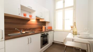 Kühlschrank, Ofen, Herdplatte, Wasserkocher mit Kaffee-/Teezubehör