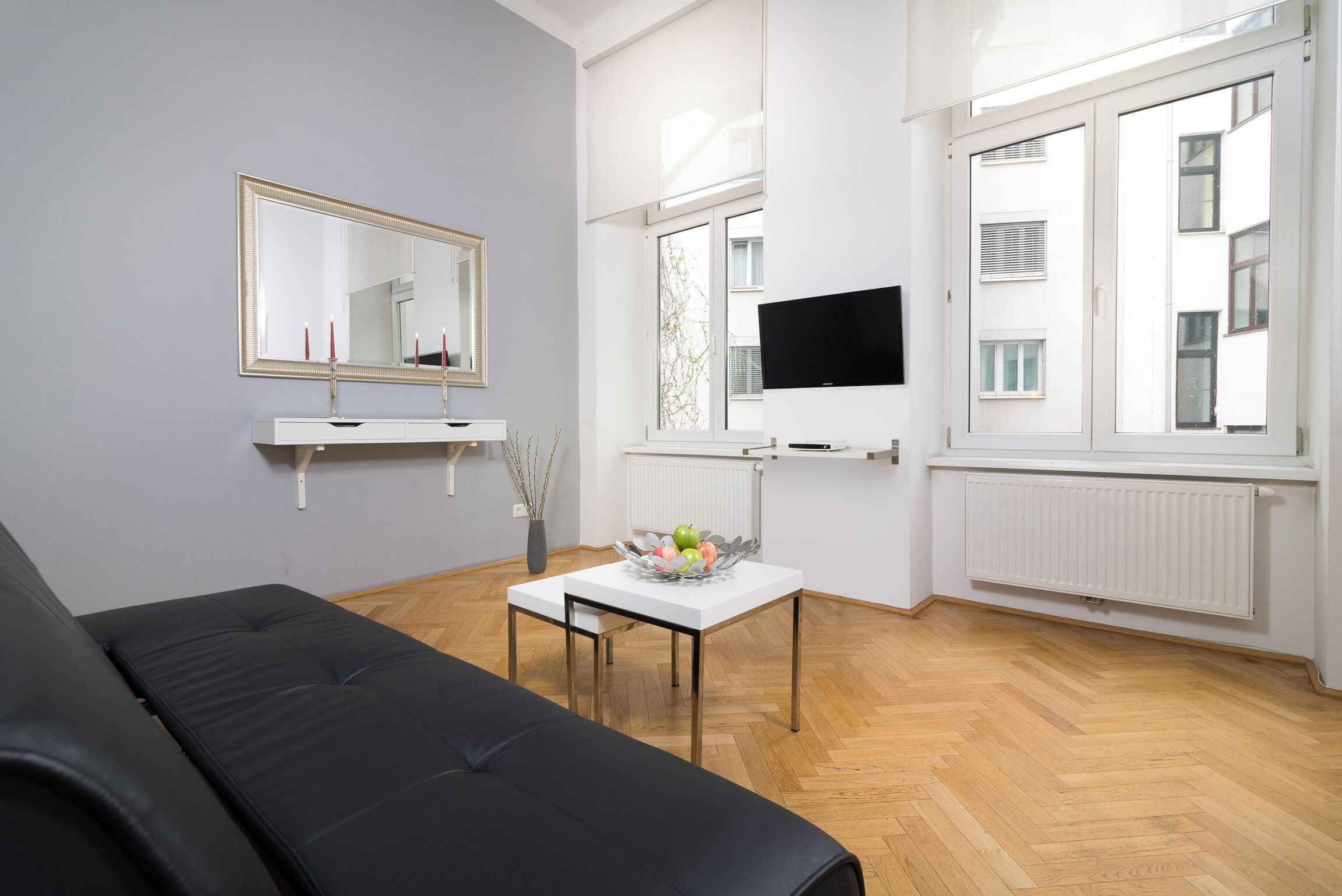 Een televisie, boeken, een filmbibliotheek en een stereo