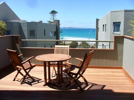 Outdoor dining. Bright, spacious, modern and cosy 2 bedroom apartment with amazing ocean views.