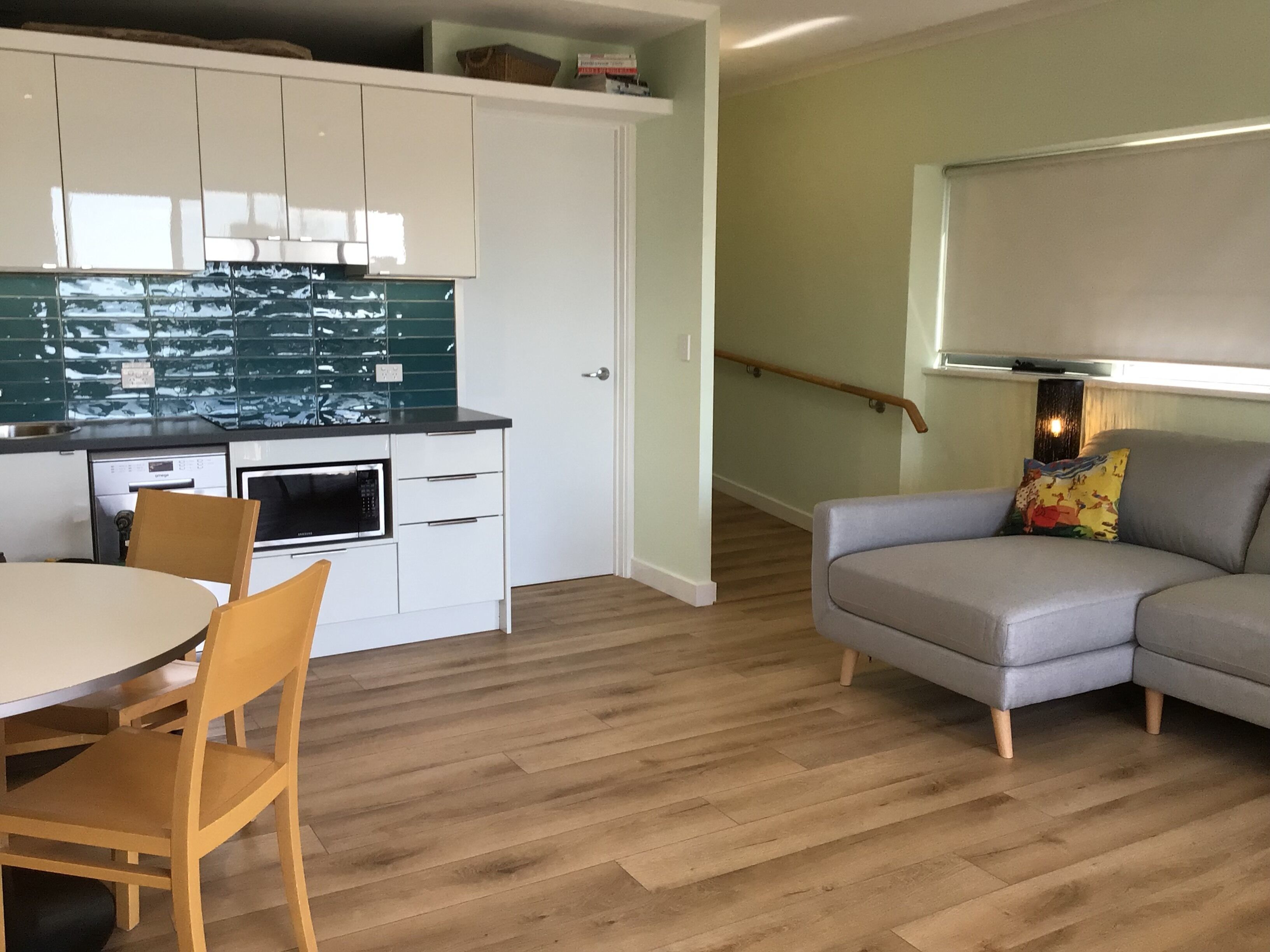 Télévision, table de tennis de table, livres