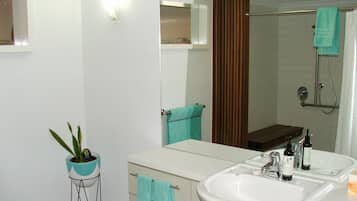 Douche, sĂšche-cheveux, serviettes fournies, savon