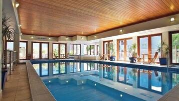 Alberca techada y alberca climatizada