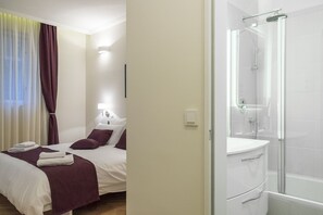 Combined shower/bathtub, hair dryer, bidet, towels