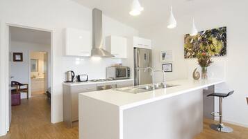 Réfrigérateur, micro-ondes, four, plaque de cuisson