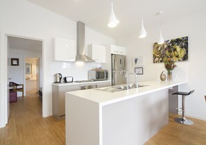 Køleskab, mikrobølgeovn, ovn, kogeplade