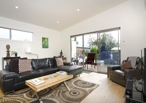 Fernseher, DVD-Player, Bücher, Videothek