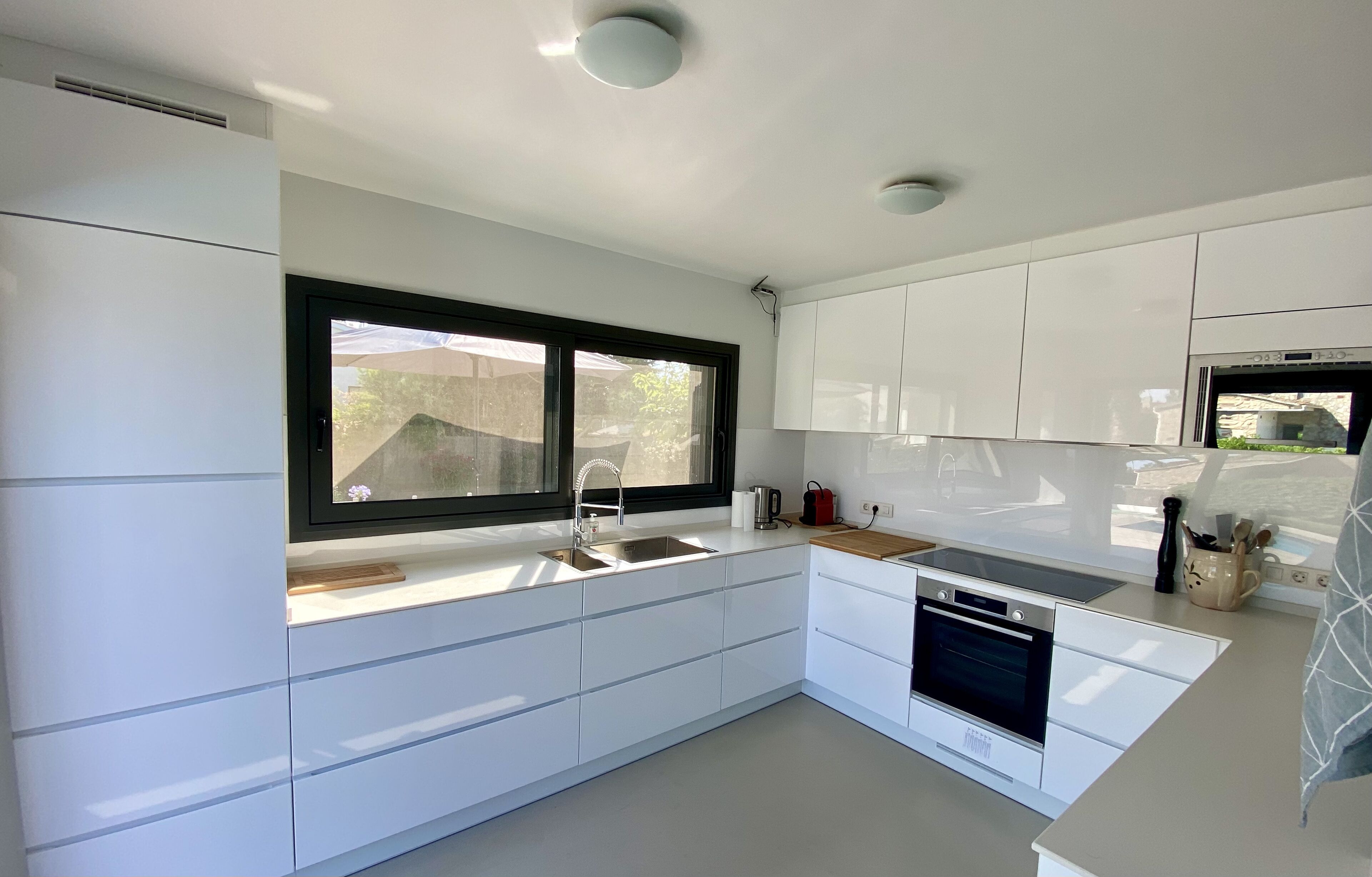 Modern villa with private pool & garden, excellent location beach/historic.