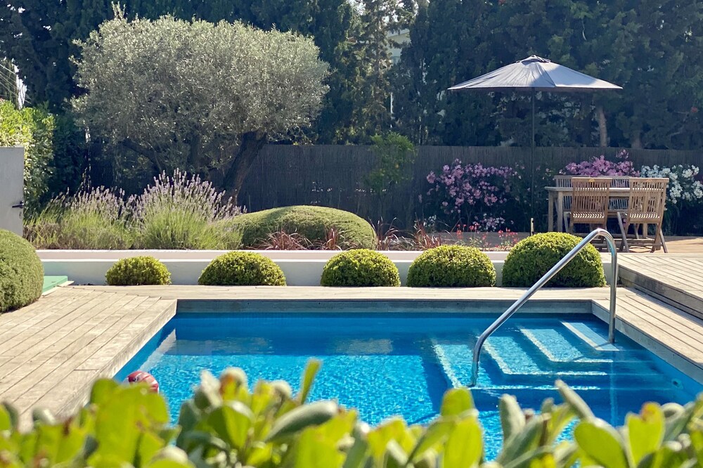 Modern villa with private pool & garden, excellent location beach/historic.