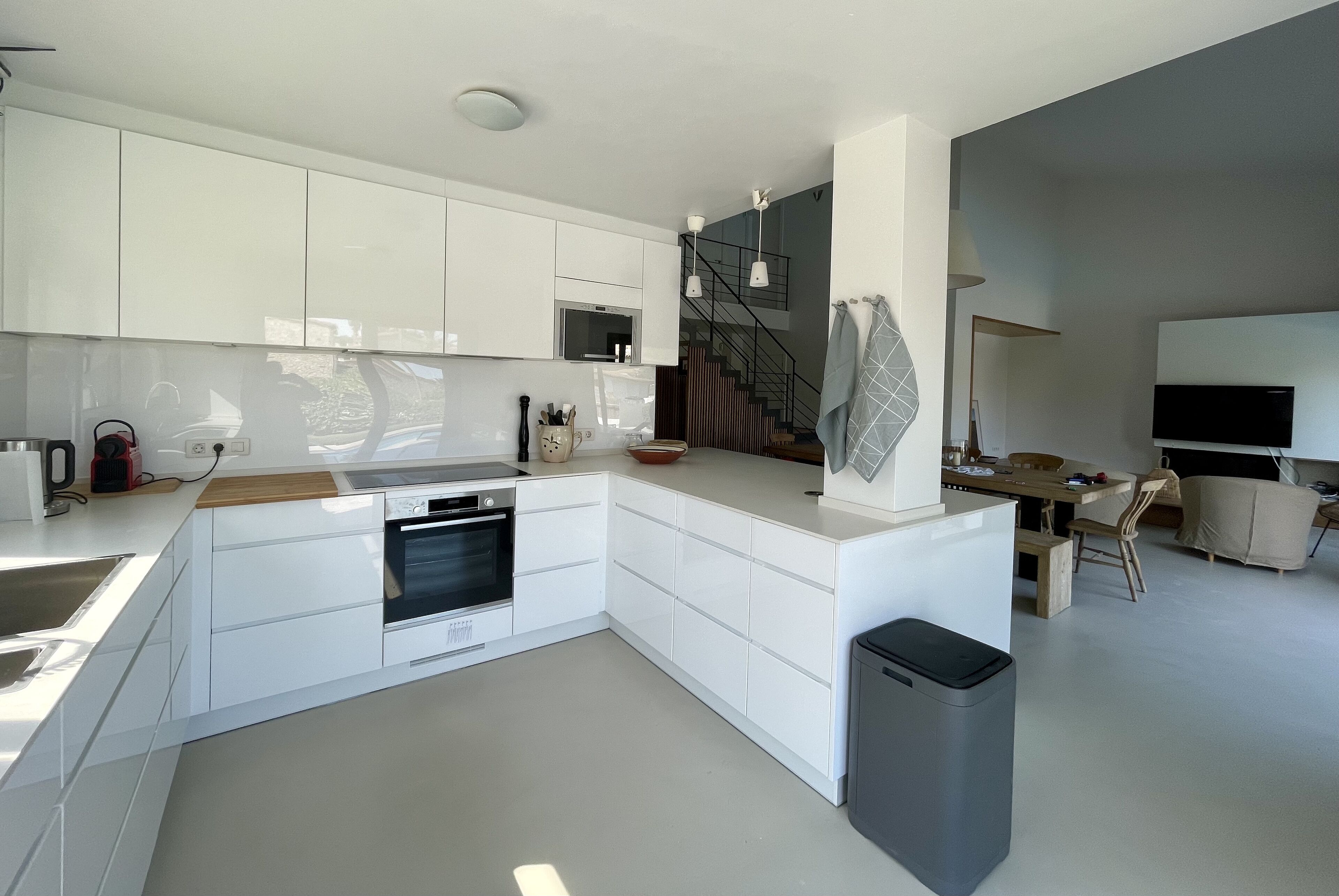 Modern villa with private pool & garden, excellent location beach/historic.