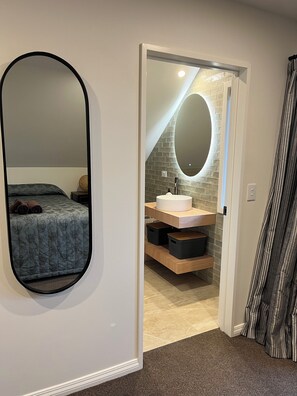 4 bedrooms, desk, iron/ironing board, travel cot
