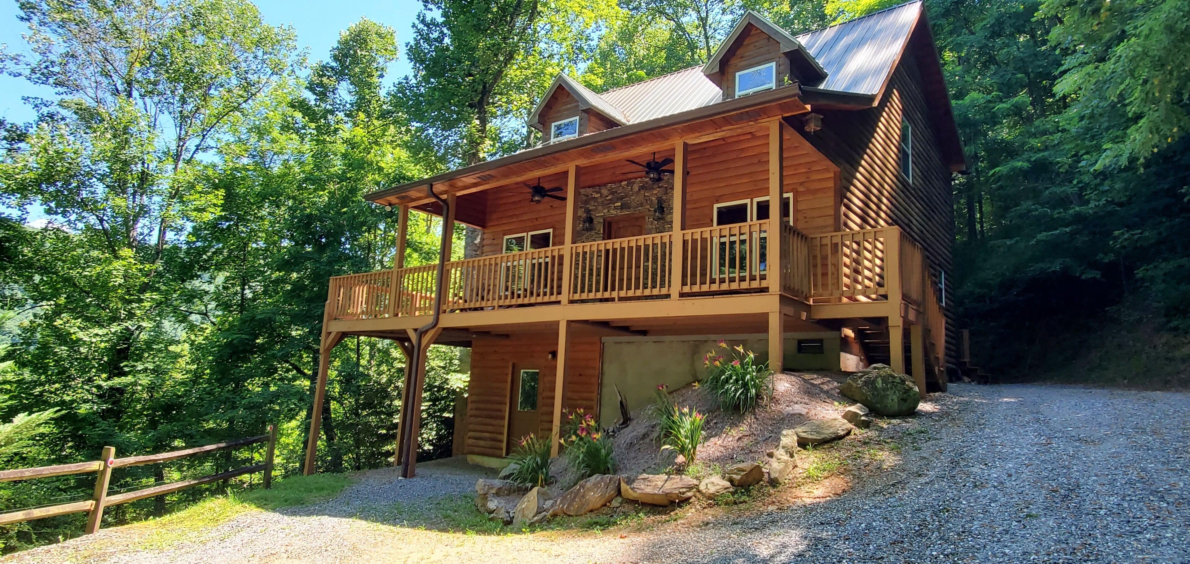  LUXURY LOG CABIN - NEW HOT TUB, GAME ROOM, WIFI, FIRE PIT, VIEWS!