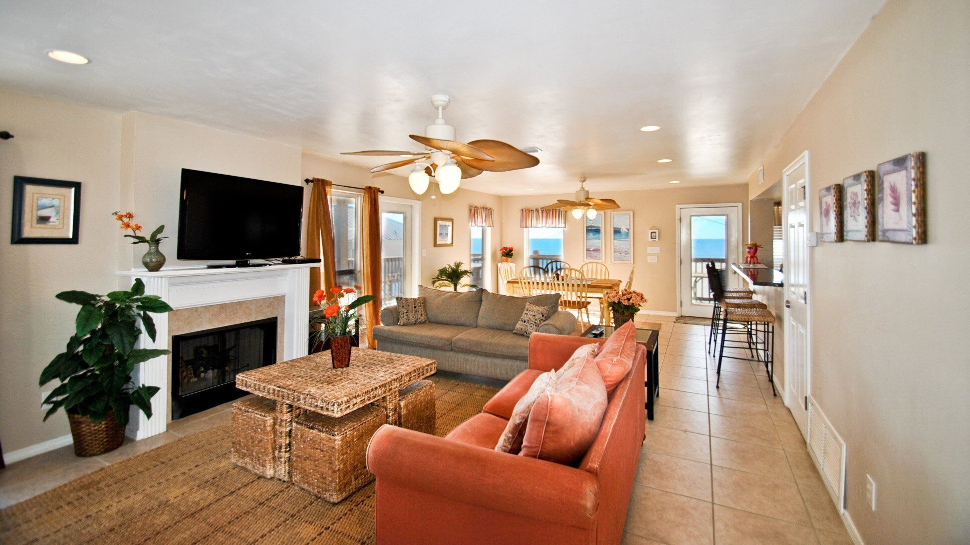 Private dipping Pool, a Game Room, roof-top Crow's Nest - Kowabunga