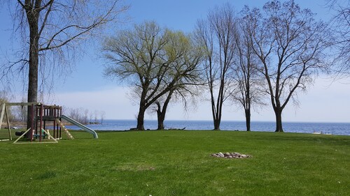 Family friendly, 2Bedroom, Waterfront, 39min North of Green Bay & Lambeau field