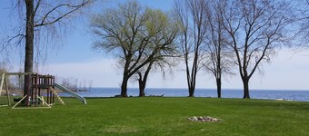 Family friendly, 2Bedroom, Waterfront, 39min North of Green Bay & Lambeau field