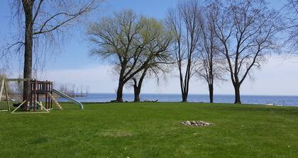 Family friendly, 2Bedroom, Waterfront, 39min North of Green Bay & Lambeau field