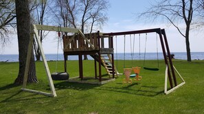 Children's area - Family friendly, 2Bedroom, Waterfront, 39min North of Green Bay & Lambeau field (Oconto)
