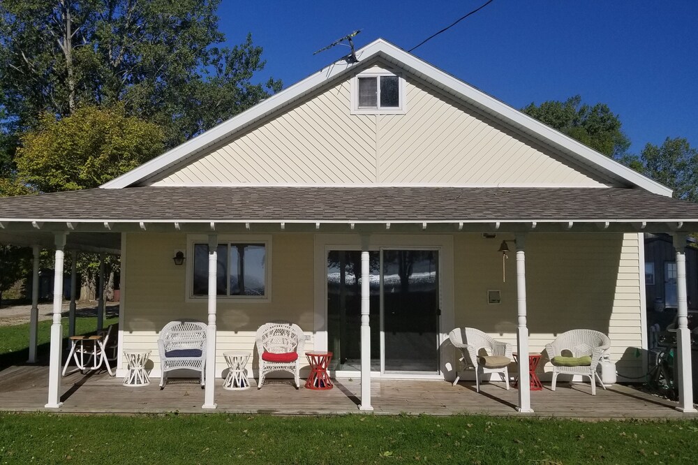 Family friendly, 2Bedroom, Waterfront, 39min North of Green Bay & Lambeau field