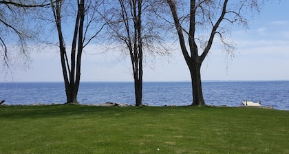 Family friendly, 2Bedroom, Waterfront, 39min North of Green Bay & Lambeau field