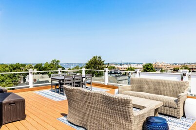 Enjoy Sunsets Over Newport Harbor From A Large Roof Deck