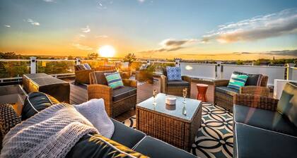 Nauti auringonlaskuista yli Newportin sataman suurelta kattopinnalta