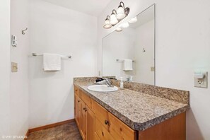 Dusj, hårføner og toalettpapir