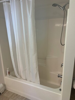 Badewanne, Haartrockner, Handtücher