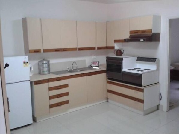 Fridge, microwave, oven, stovetop - The Bower Bird Shack, Bush & Beach! (Coledale)