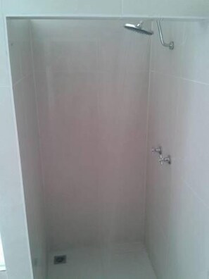 Rainfall showerhead, hair dryer - The Bower Bird Shack, Bush & Beach! (Coledale)