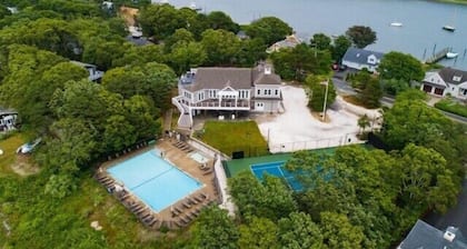 Minutes to Menauhant Beach - July & August AVAILABILITY clubhouse heated pool.