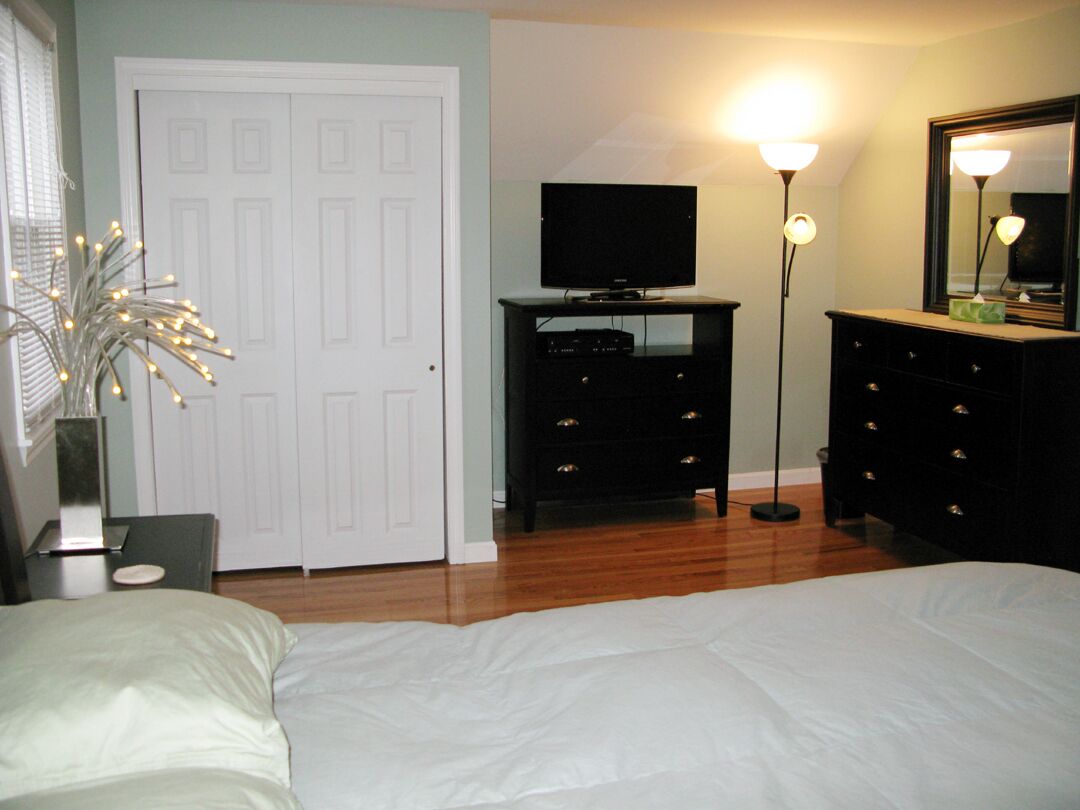 Bedroom # 1 - Queen with dvd/vcr player, iPod clock radio & 32