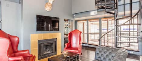 テレビ、暖炉、書庫