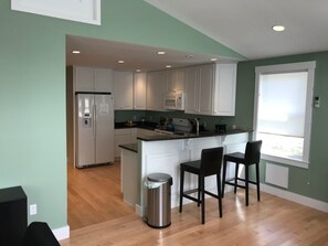 Jääkaappi, mikroaaltouuni, uuni, liesi