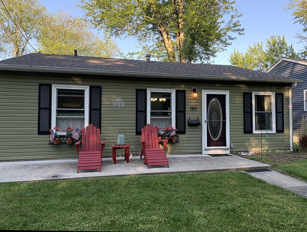 South Side Shamrock — Close to Beach & Town!