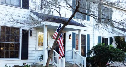 Highly recommended Historic District Getaway-Walk or Bike Everywhere!