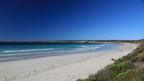 Rannalla, rantapyyhkeitä