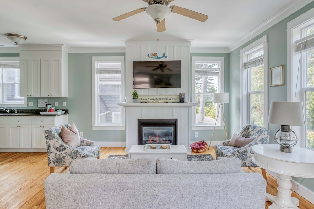 Two-Bedroom, Two Bath Condo Near French Café Has Sweet Décor and Amenities!