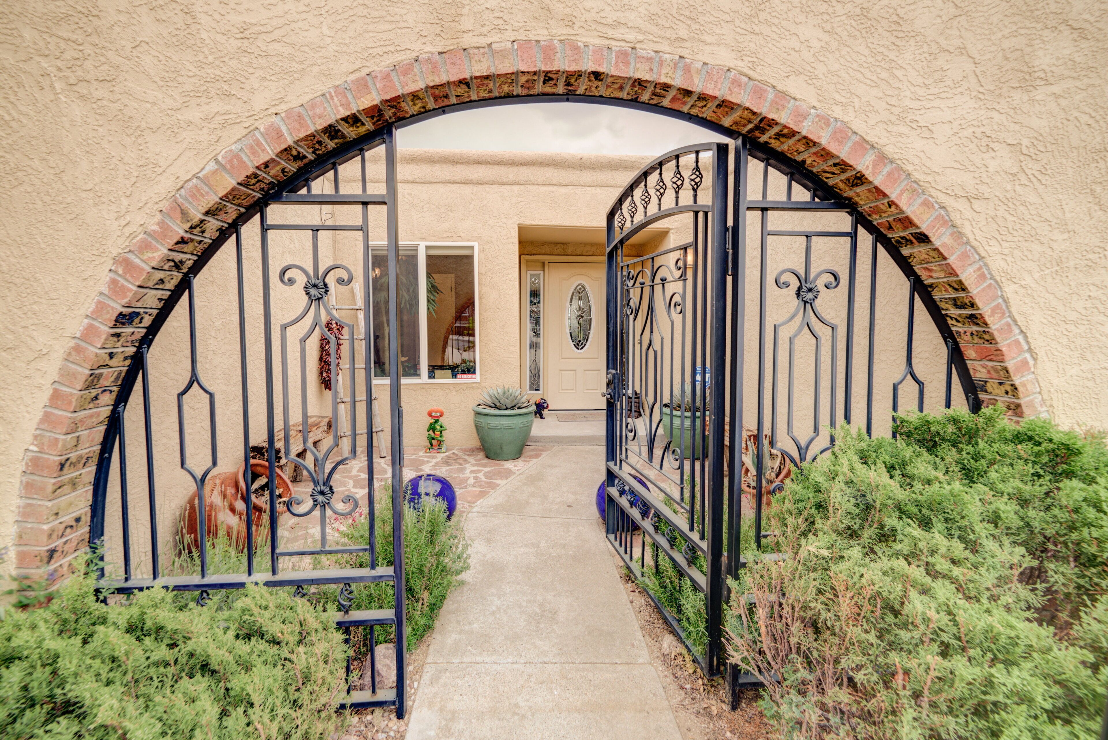 Fiery Sunsets in Quiet Foothills Setting-Hot Tub/Pool Table!