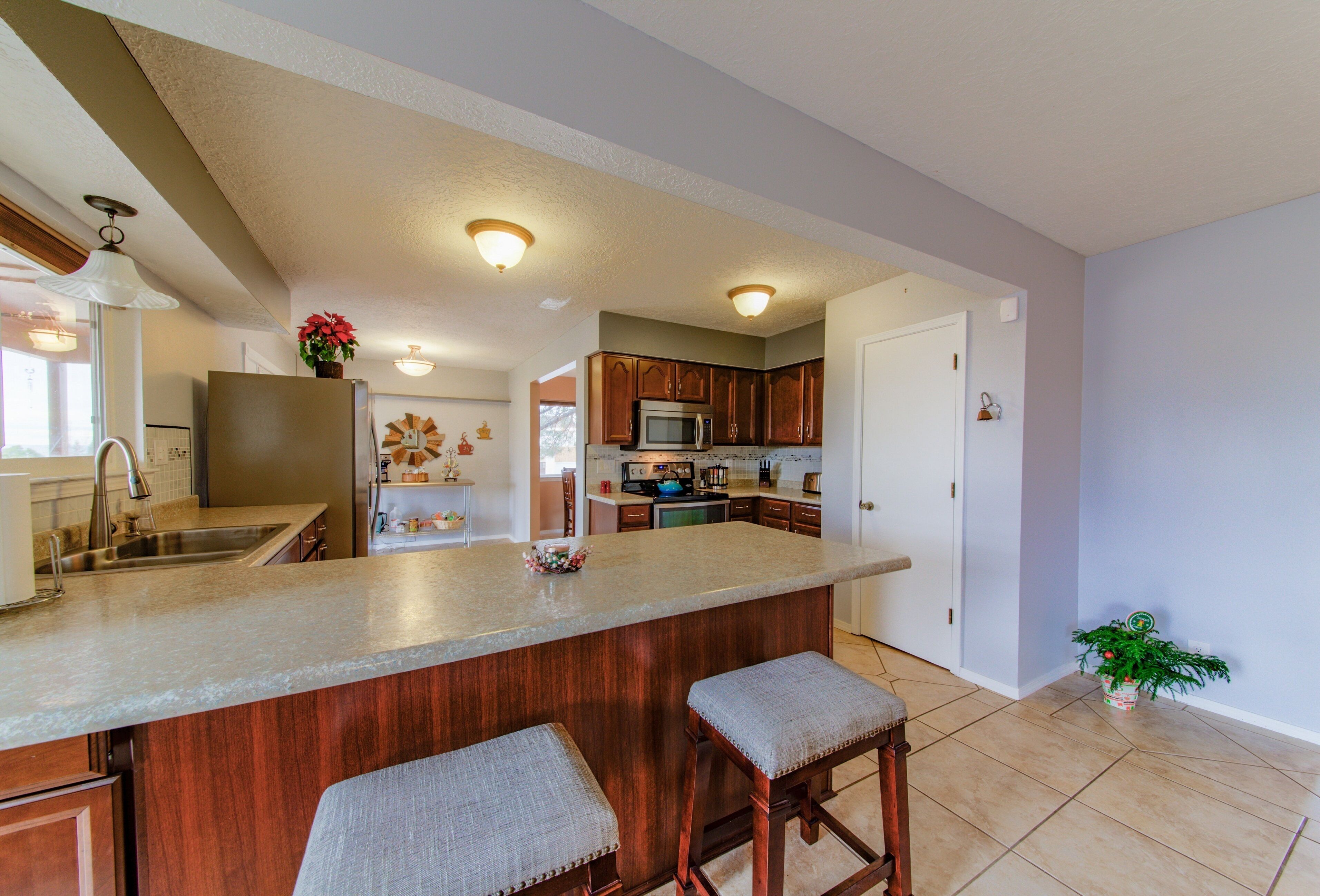 Fiery Sunsets in Quiet Foothills Setting-Hot Tub/Pool Table!