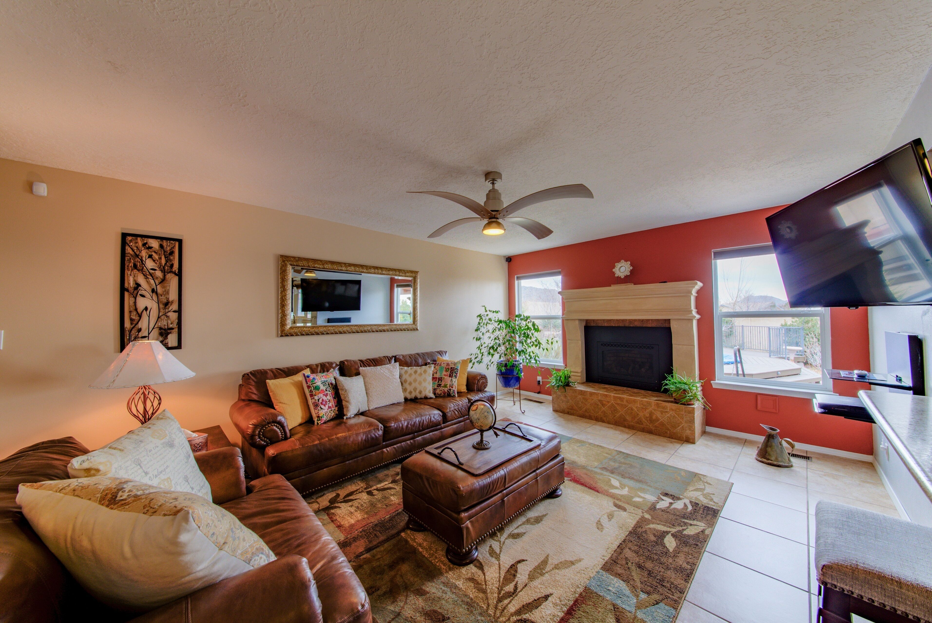 Fiery Sunsets in Quiet Foothills Setting-Hot Tub/Pool Table!