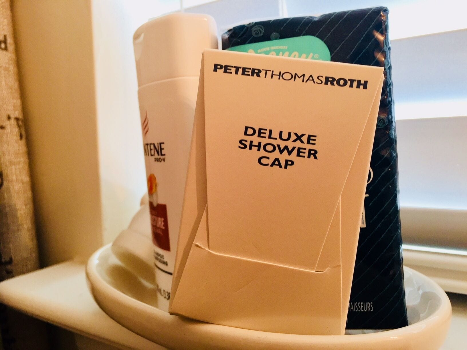 Tina con regadera, secadora de cabello, toallas, jabón 