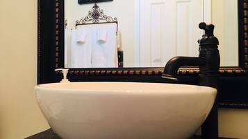 Chuveiro/banheira combinados, secador de cabelo, toalhas de banho