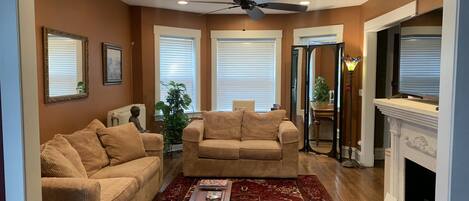 Smart-TV, videospill, bøker og stereoanlegg