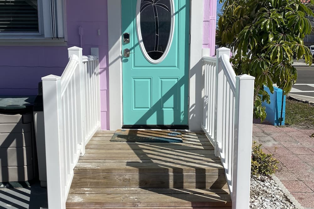 MADEIRA BEACH Cottage
