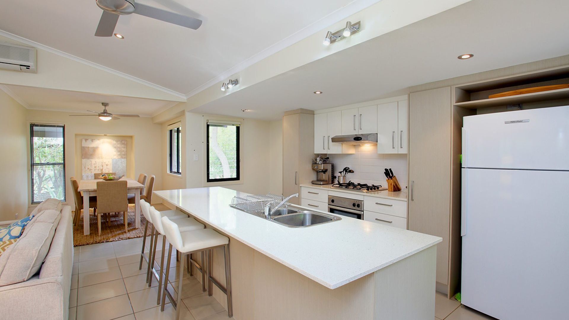 6 Orania Court - Rainbow Shores. 200m to beach. Wifi — image 4