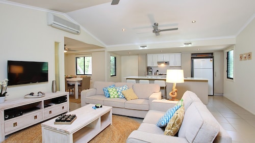 6 Orania Court - Rainbow Shores. 200m to beach. Wifi