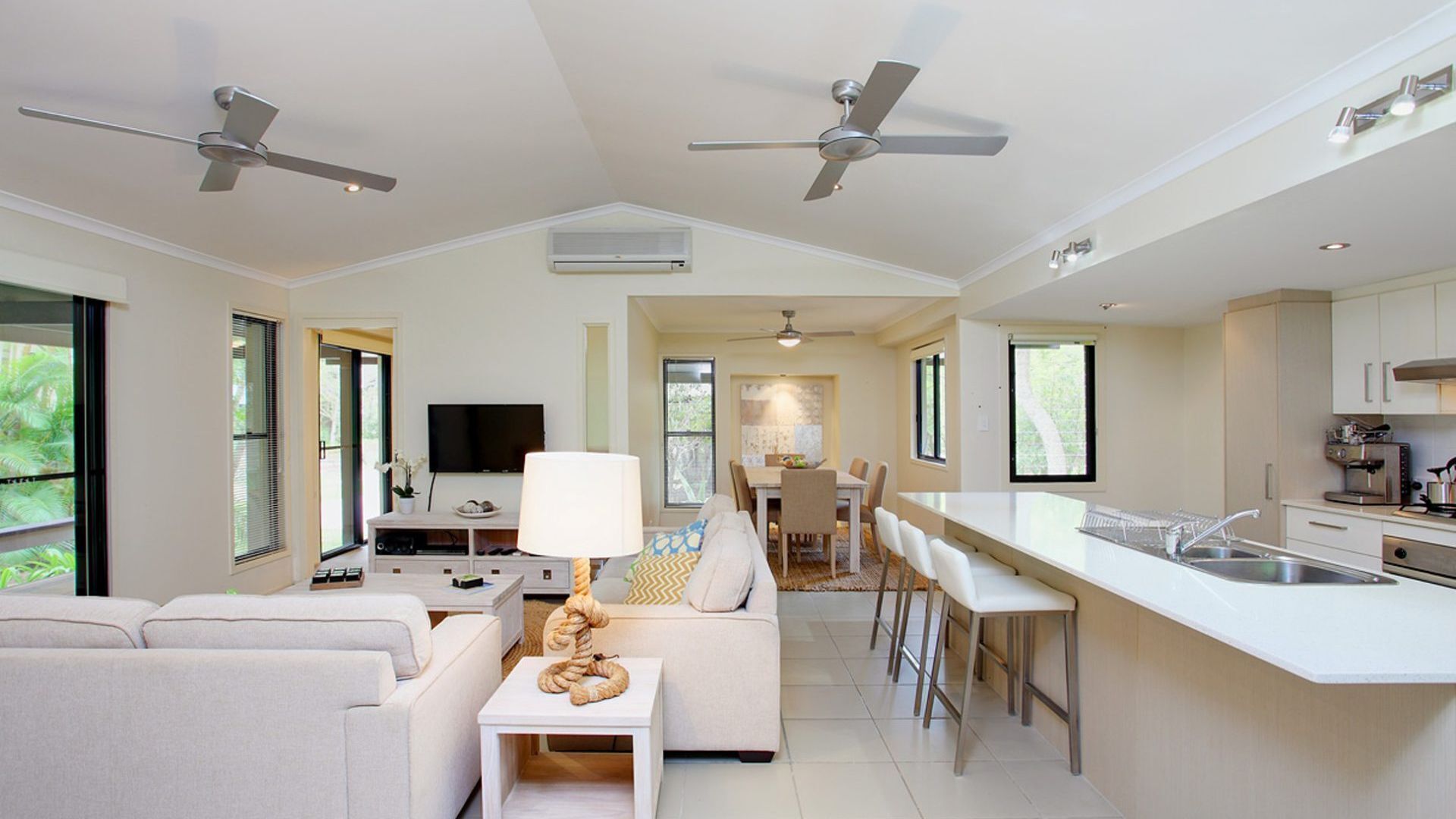 6 Orania Court - Rainbow Shores. 200m to beach. Wifi — image 3