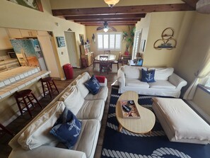 Smart-TV, Kamin, DVD-Player, Kinderspielzeug