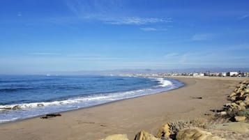 Beach nearby, sun loungers, beach towels