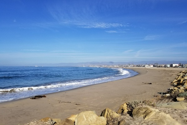 Una spiaggia nelle vicinanze, lettini da mare, teli da spiaggia