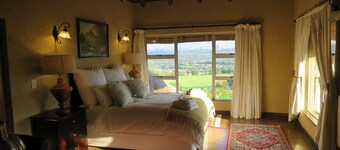Luxury Thatched Villa With Balcony Overlooking Johannesburg - Sleeps Six